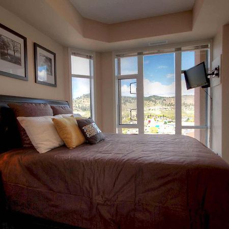 Sunset Waterfront Resort By Discover Kelowna Resort Accommodations Eksteriør bilde
