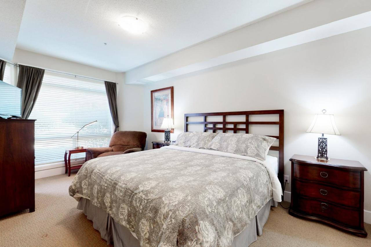 Sunset Waterfront Resort By Discover Kelowna Resort Accommodations Eksteriør bilde