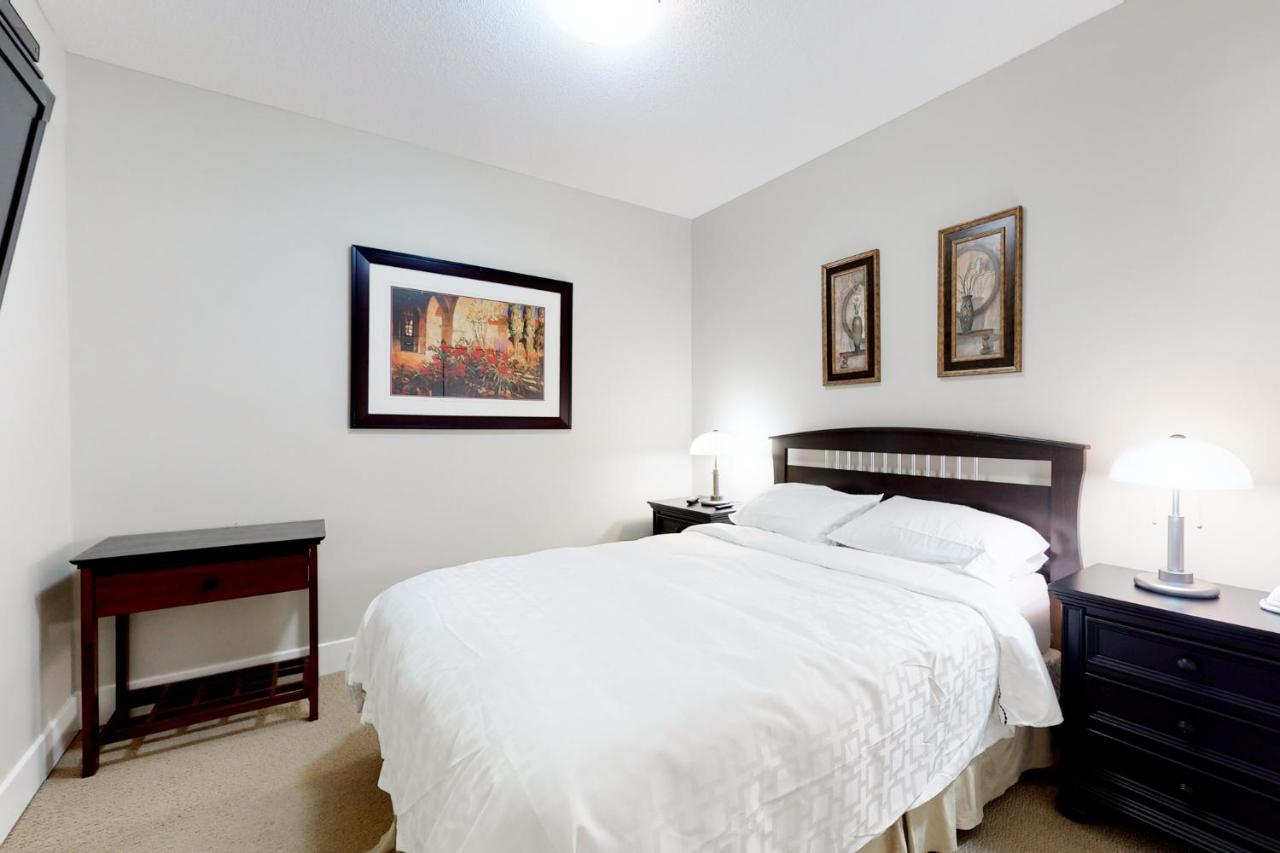 Sunset Waterfront Resort By Discover Kelowna Resort Accommodations Eksteriør bilde