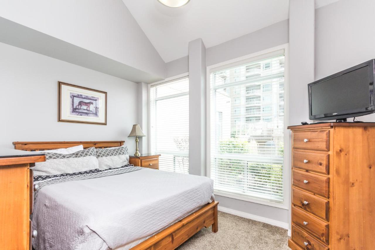 Sunset Waterfront Resort By Discover Kelowna Resort Accommodations Eksteriør bilde