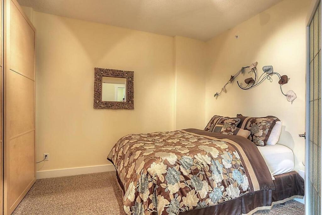 Sunset Waterfront Resort By Discover Kelowna Resort Accommodations Eksteriør bilde