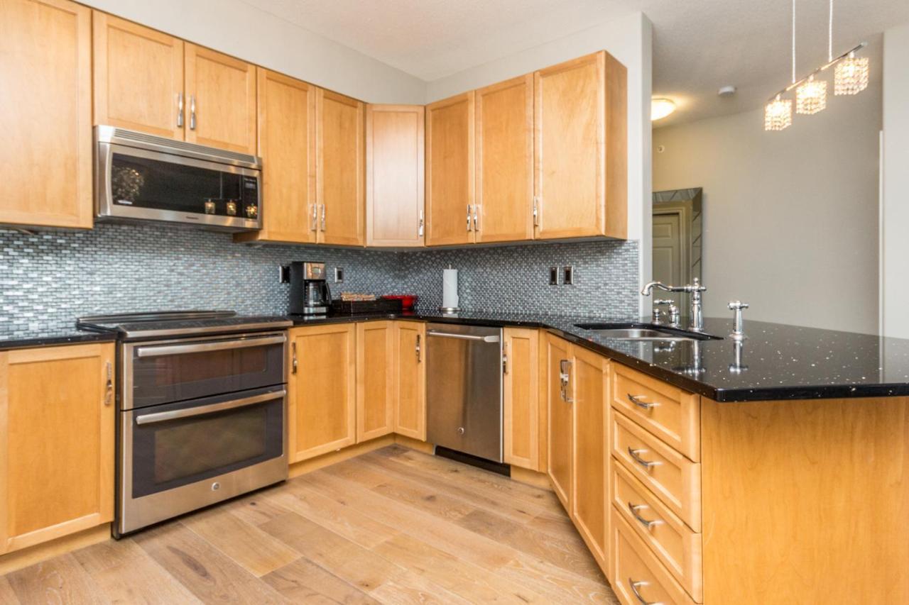 Sunset Waterfront Resort By Discover Kelowna Resort Accommodations Eksteriør bilde