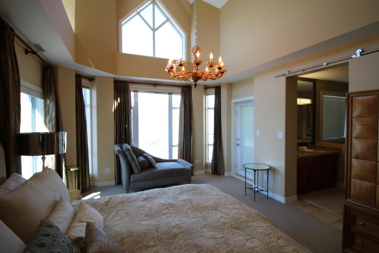 Sunset Waterfront Resort By Discover Kelowna Resort Accommodations Eksteriør bilde
