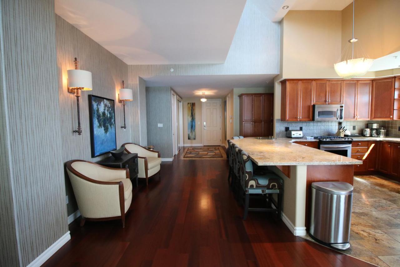 Sunset Waterfront Resort By Discover Kelowna Resort Accommodations Eksteriør bilde
