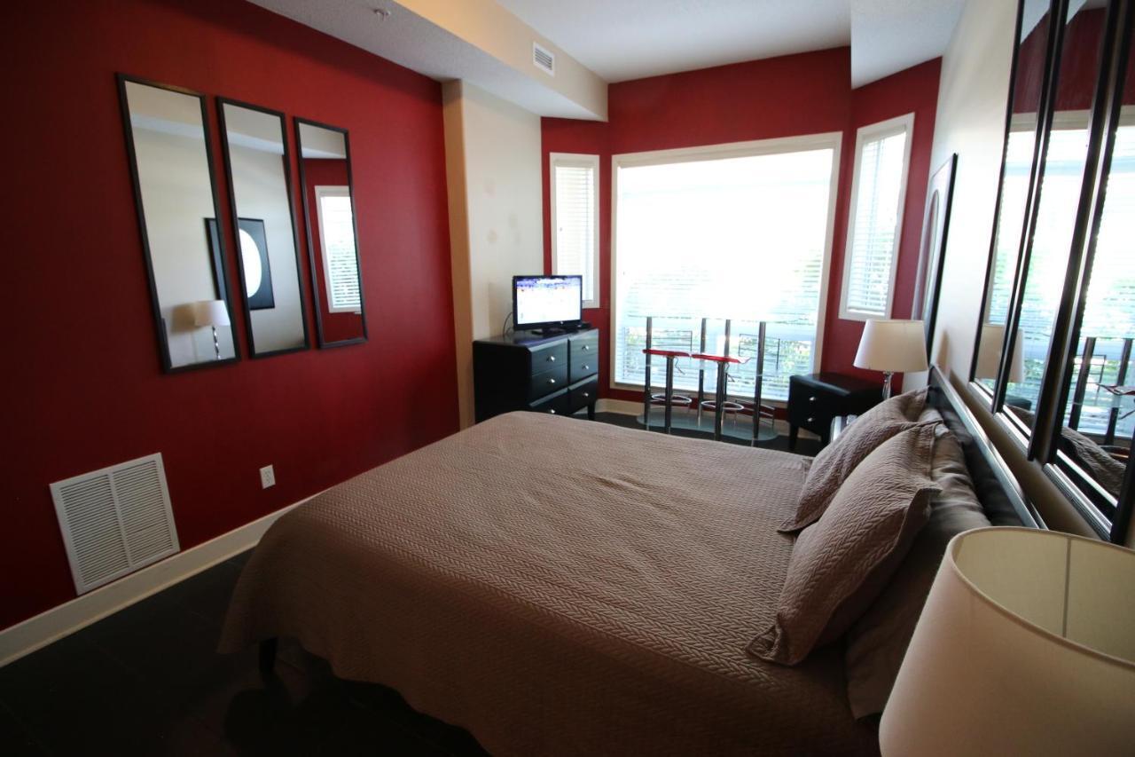 Sunset Waterfront Resort By Discover Kelowna Resort Accommodations Eksteriør bilde