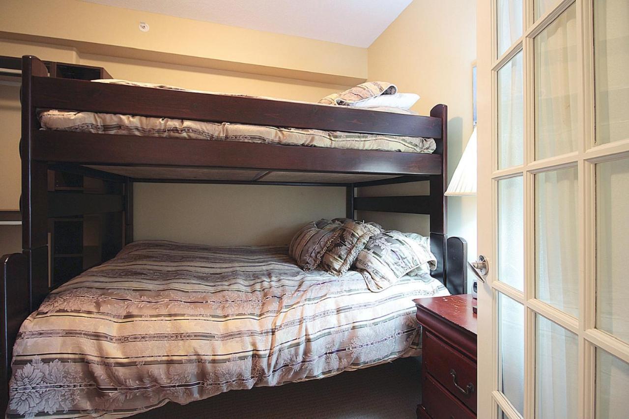 Sunset Waterfront Resort By Discover Kelowna Resort Accommodations Eksteriør bilde
